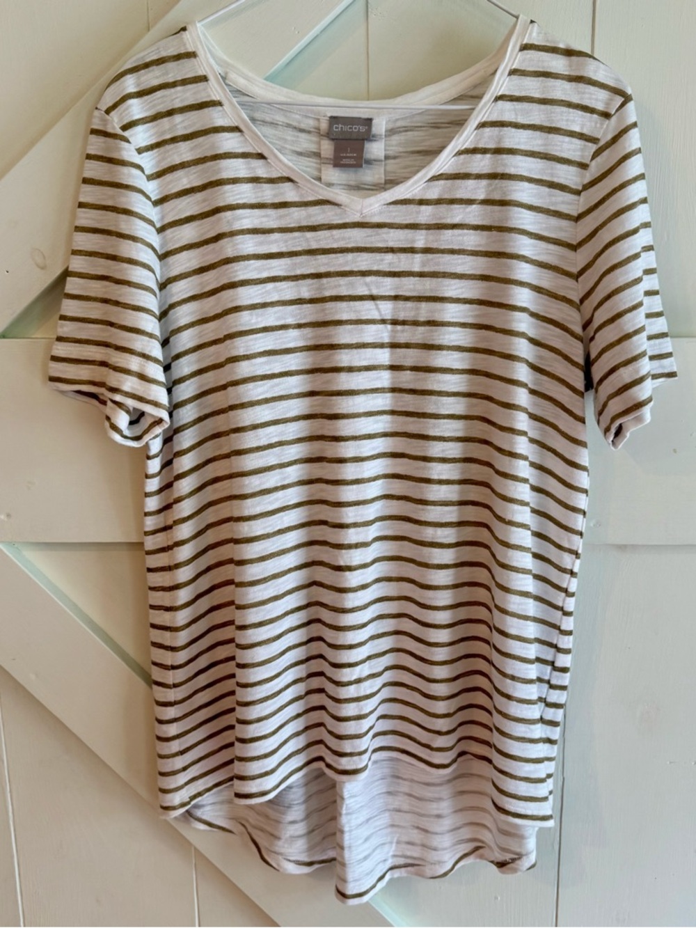 Chico’s Size 1 White & Gold Metallic Stripe Tee | V-Neck Short Sleeve Top